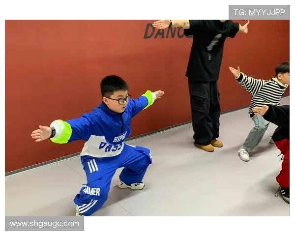 武汉街舞队包夹现象解析与街舞文化的深度探讨 武汉街舞队包夹现象解析与街舞文化的深度探讨