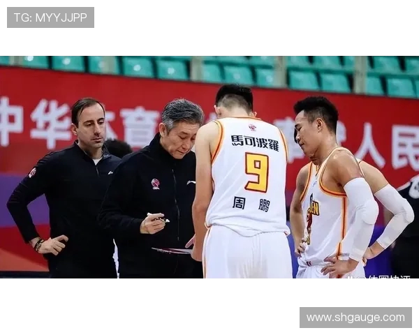 周鹏：从篮球场上的拼搏者到生活中的榜样，激励年轻一代追逐梦想的传奇之路